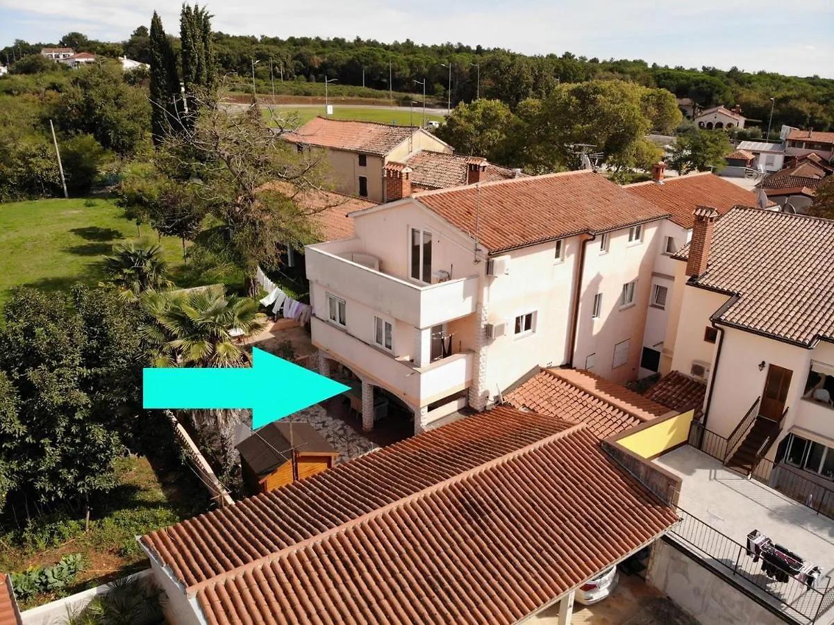 Apartments Sain With Garden Terrace Near The Beach 波雷奇
