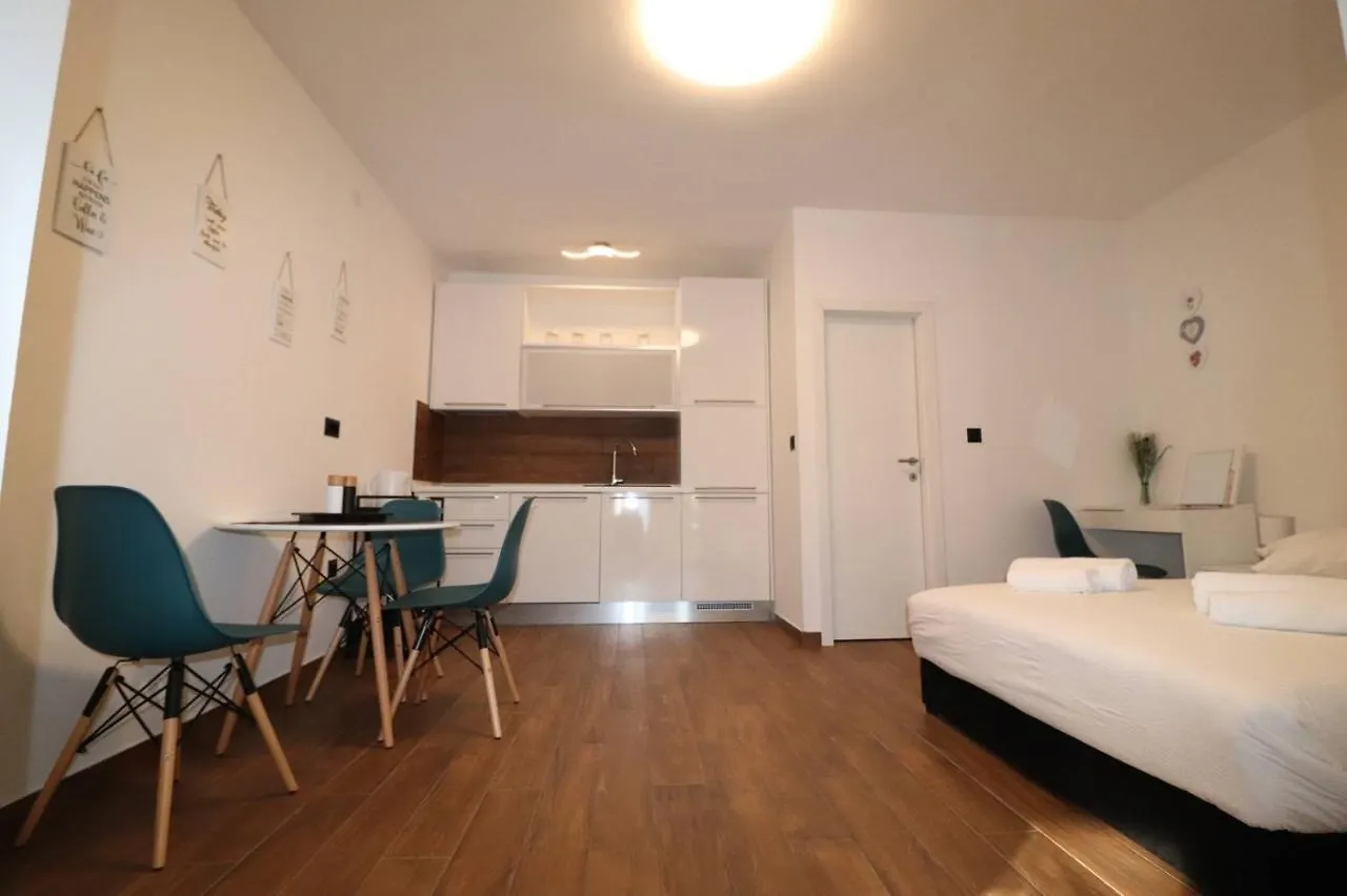 Apartments Sain With Garden Terrace Near The Beach 波雷奇 3*,