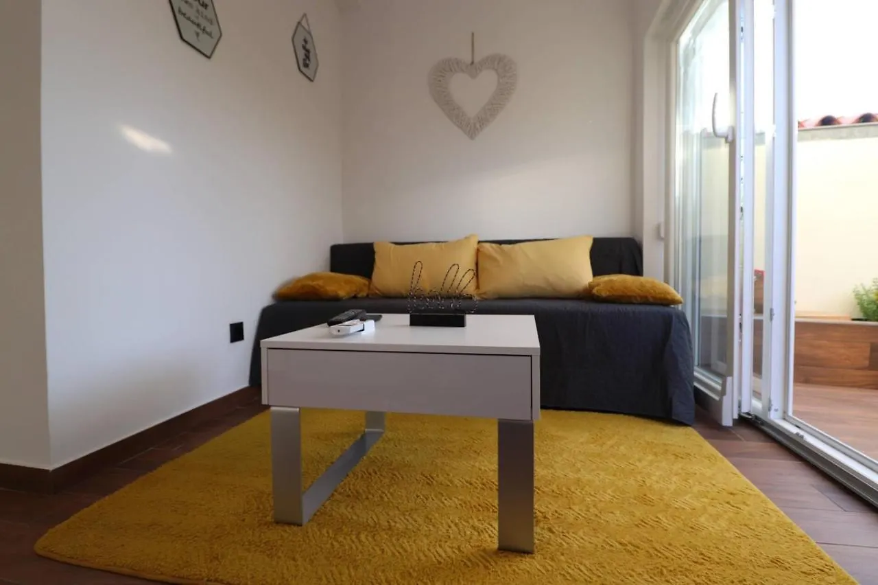 Apartments Sain With Garden Terrace Near The Beach 波雷奇 3*,