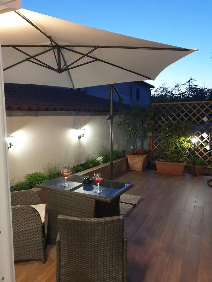Apartments Sain With Garden Terrace Near The Beach 波雷奇 招待所