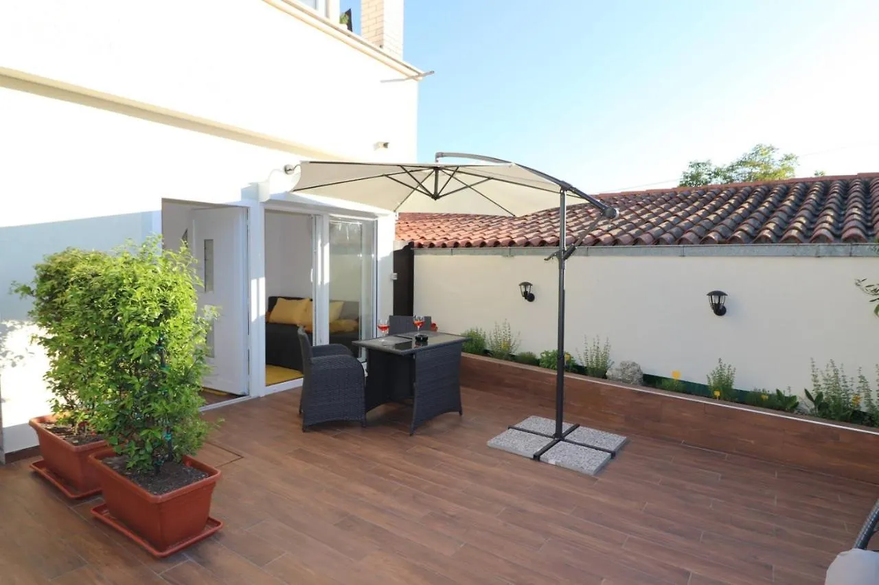 Apartments Sain With Garden Terrace Near The Beach 波雷奇 克罗地亚