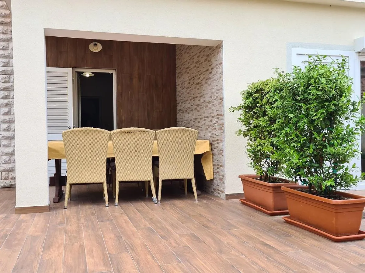 Apartments Sain With Garden Terrace Near The Beach 波雷奇 3*,  克罗地亚